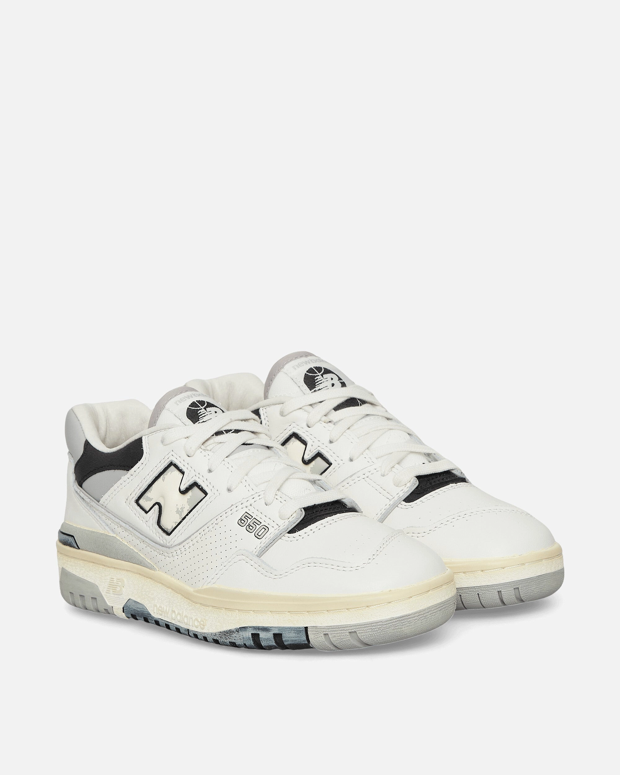 550 Sneakers Off White / Grey Grip Spray For Basketball Shoes