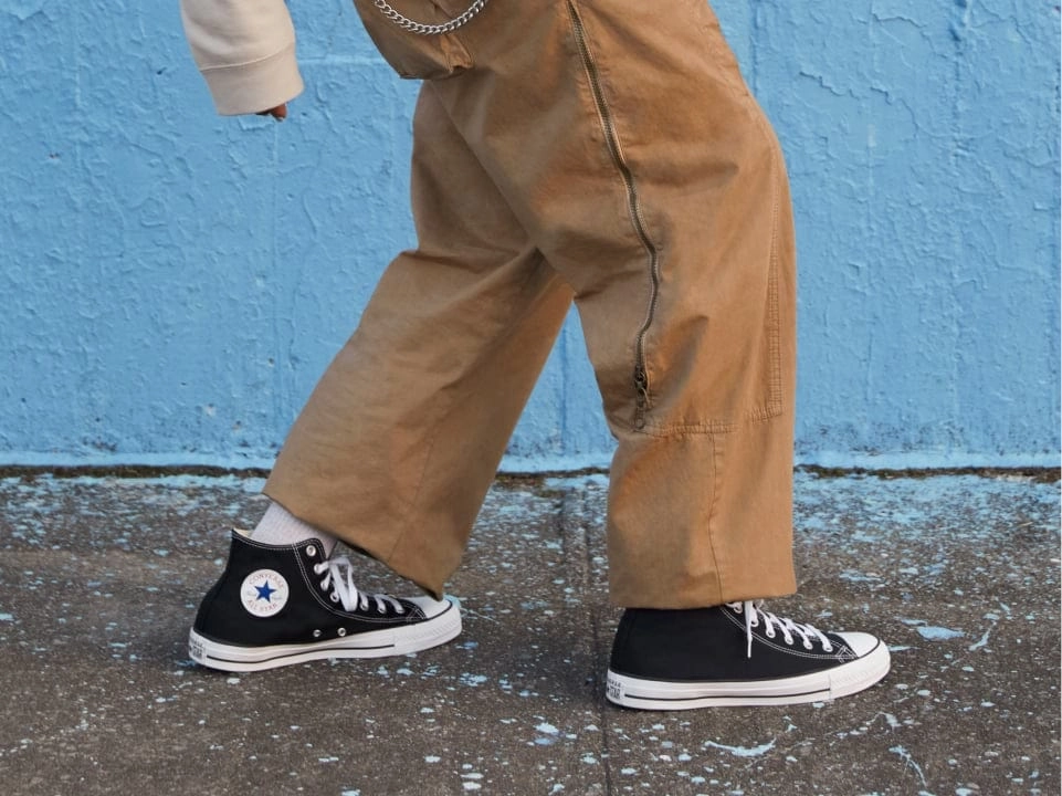 Converse Men's Chuck Taylor All Star High Top Black/White Shoe Zo Basketball Shoes