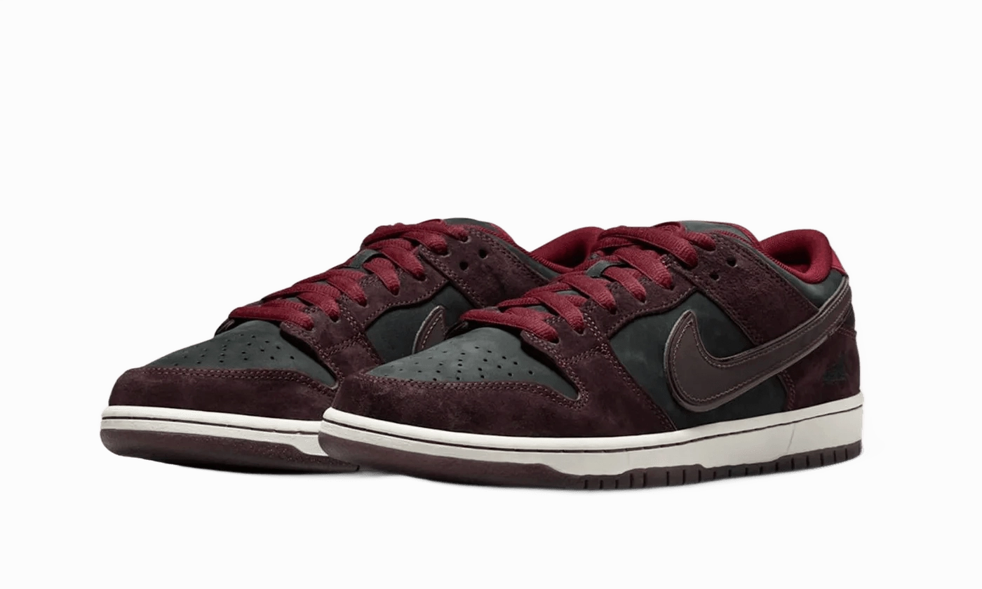 Nike SB Dunk Low Riot Skateshop Nike Gym Shoes