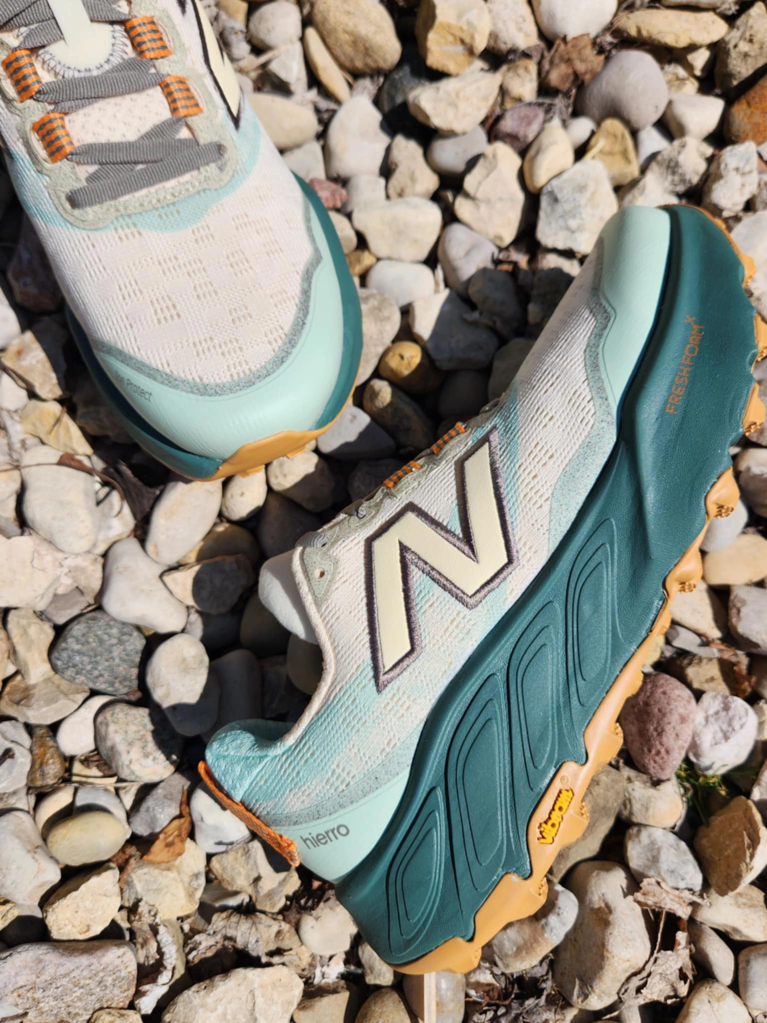 New Balance W  Hierro v9 Waterproof Hiking Shoes Wide