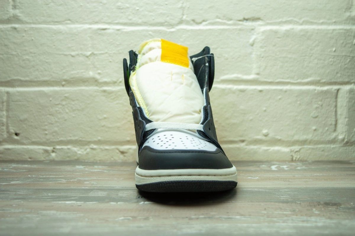 Nike Air Jordan 1 Mid Shoes Nike Air Jordan 1 Retro High University Gold 555088 118