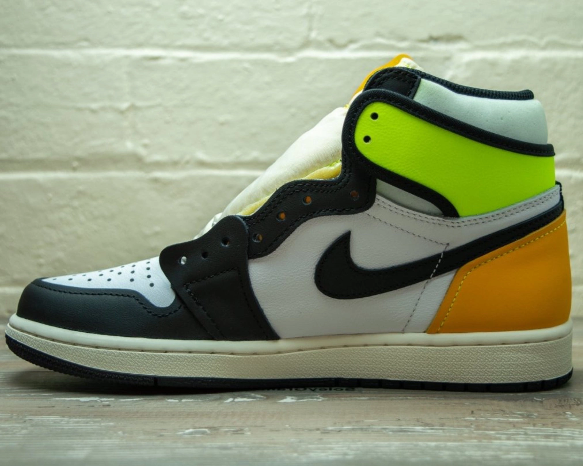 Nike Custom Shoe Nike Air Jordan 1 Retro High University Gold 555088 118