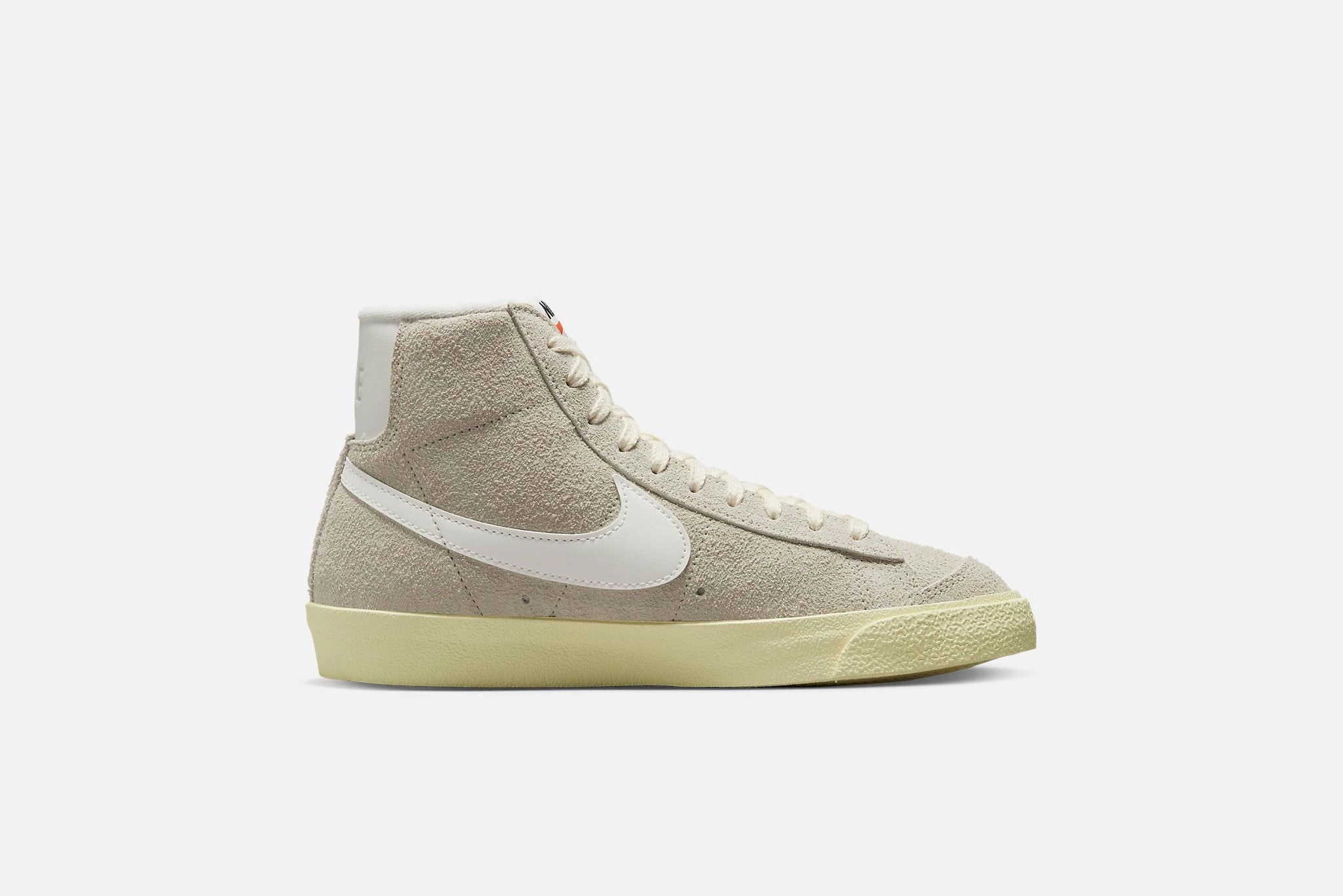 Nike "Blazer Mid '77" W - Light Bone / Sail / Alabaster Nike Air Max Correlate Shoes